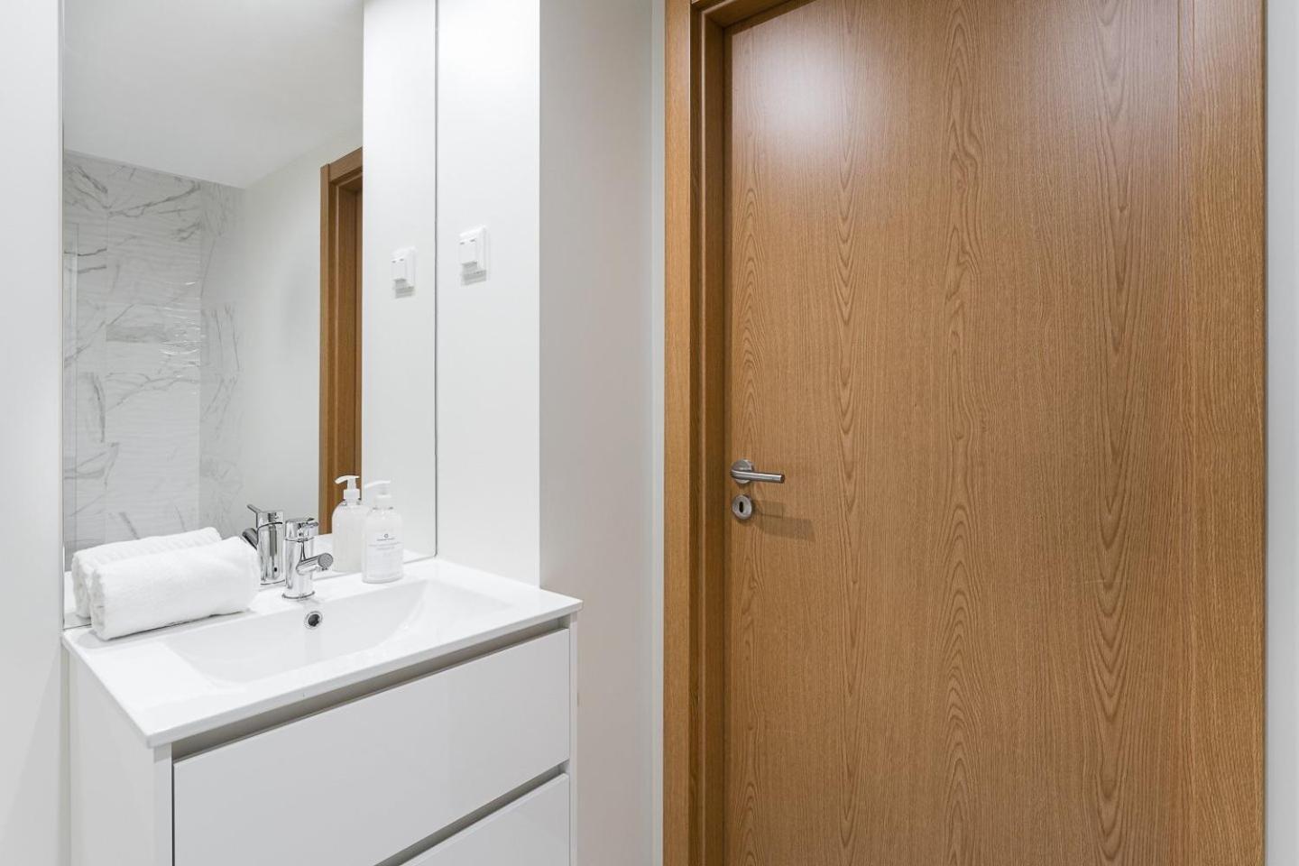 Guestready - Sleek Monochromatic In Bonfim Apartment Porto Exterior photo